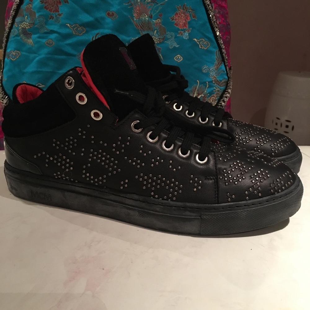 MCM STUDDED BLACK LEATHER SNEAKERS💎